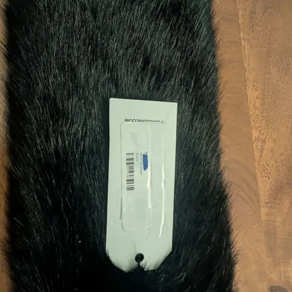 Elegant Black Faux Fur Scarf - Picture 4 of 6